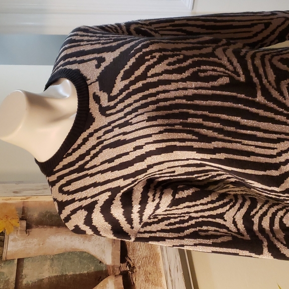 T Thari Sweater - Picture 2 of 6